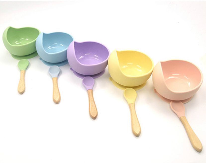 BOWL CON CUCHARA DE SILICONA PARA BEBÉS COLORES VARIOS - Tesoritos Baby